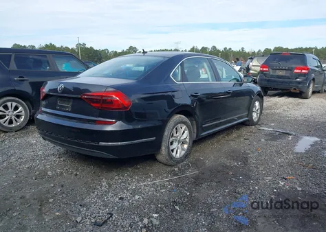 2017 Volkswagen Passat 1.8T S z USA, uszkodzony, nr VIN 1VWAT7A35HC061090